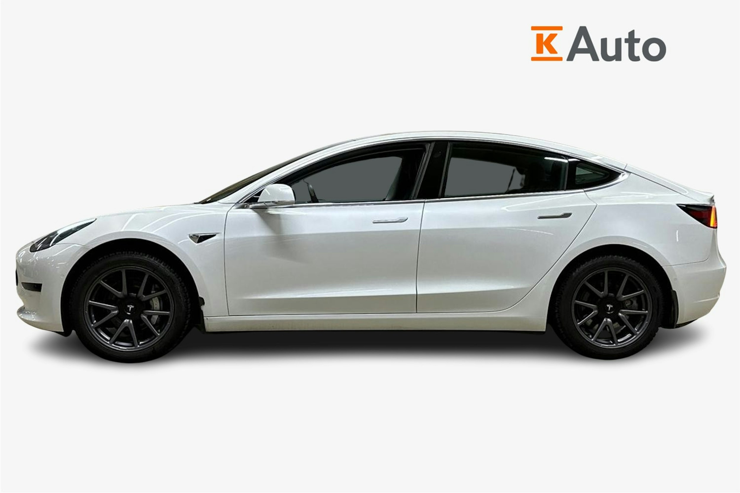 valkoinen Tesla Model 3 2019 kuva 5.