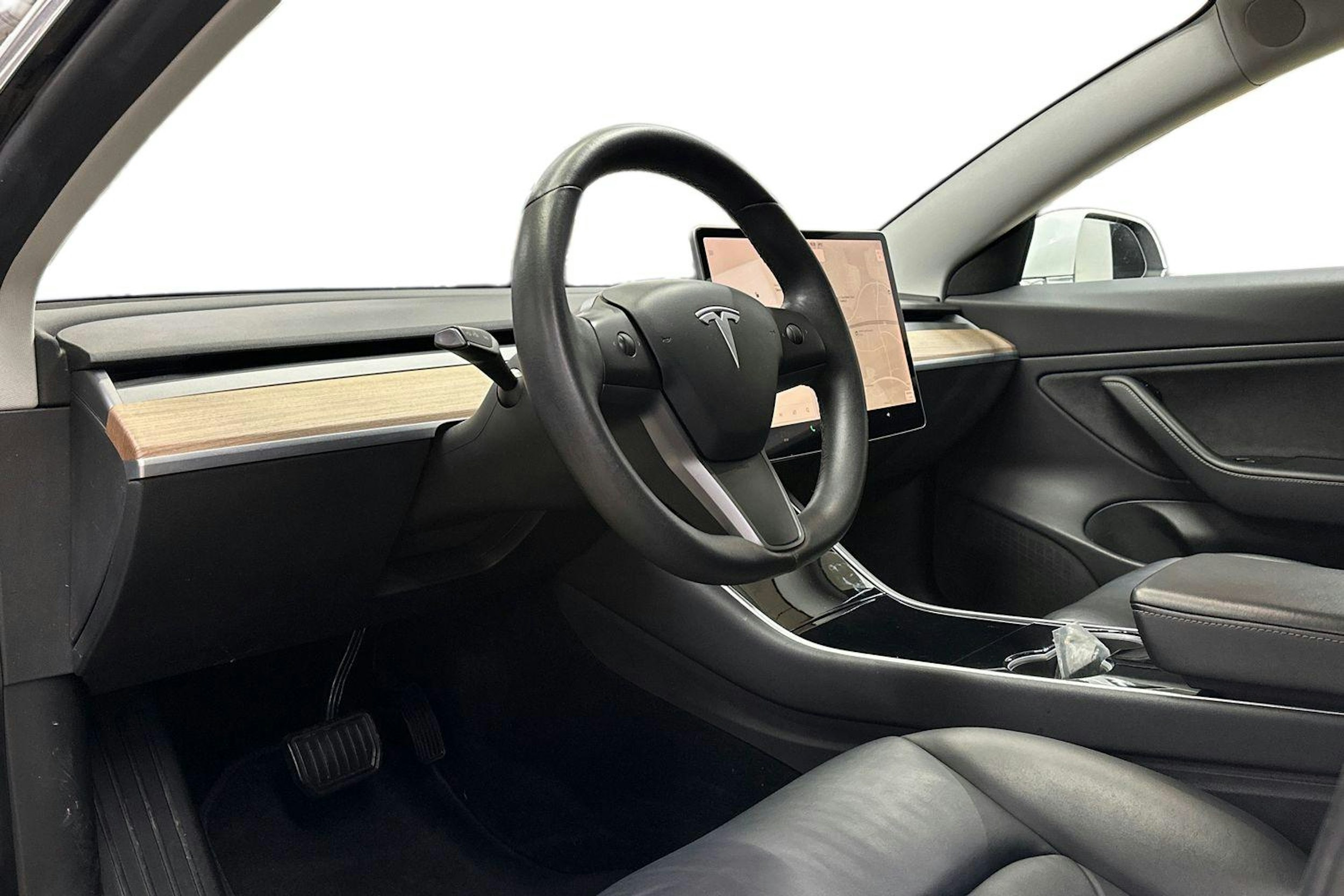 valkoinen Tesla Model 3 2019 kuva 6.
