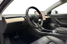 valkoinen Tesla Model 3 2019 kuva 6.