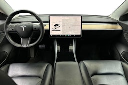valkoinen Tesla Model 3 2019 kuva 7.