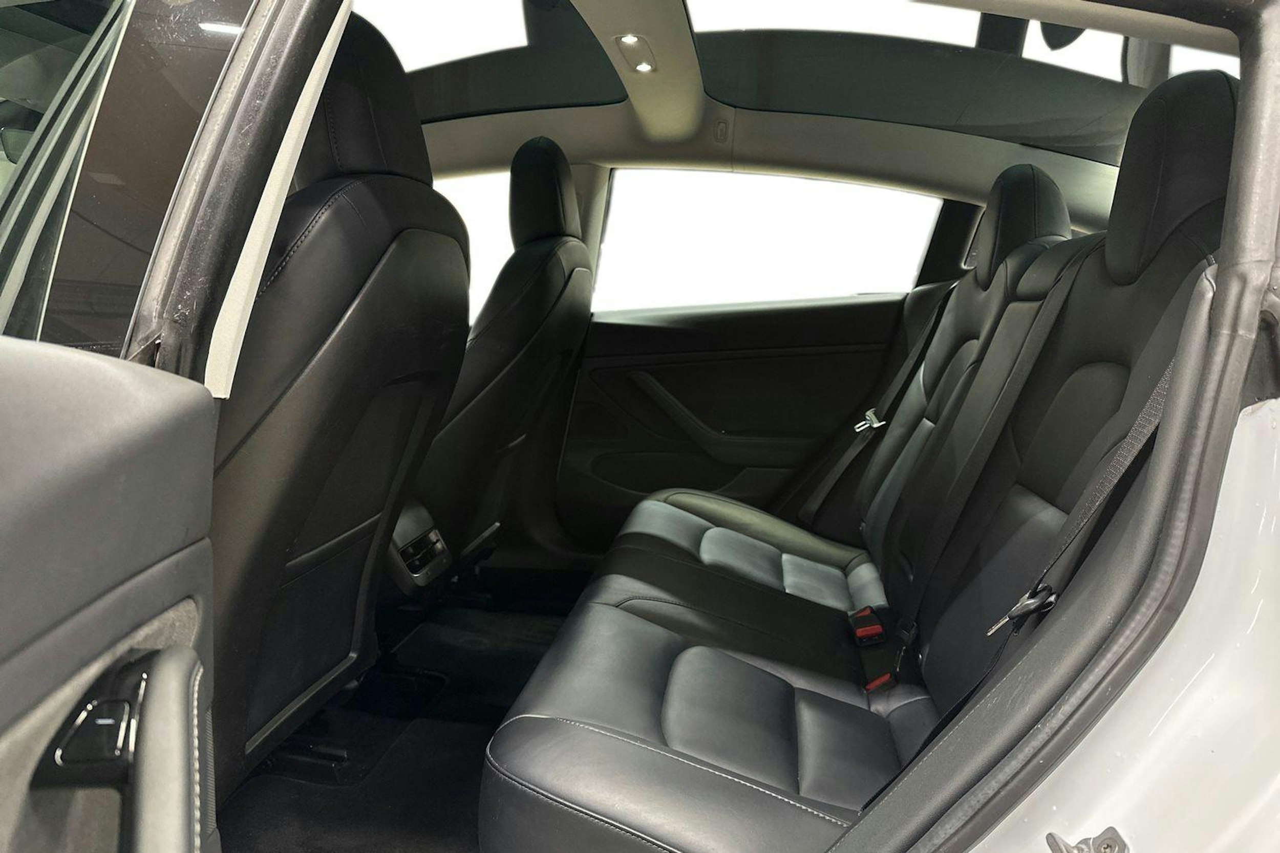 valkoinen Tesla Model 3 2019 kuva 8.