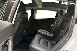 valkoinen Tesla Model 3 2019 kuva 8.