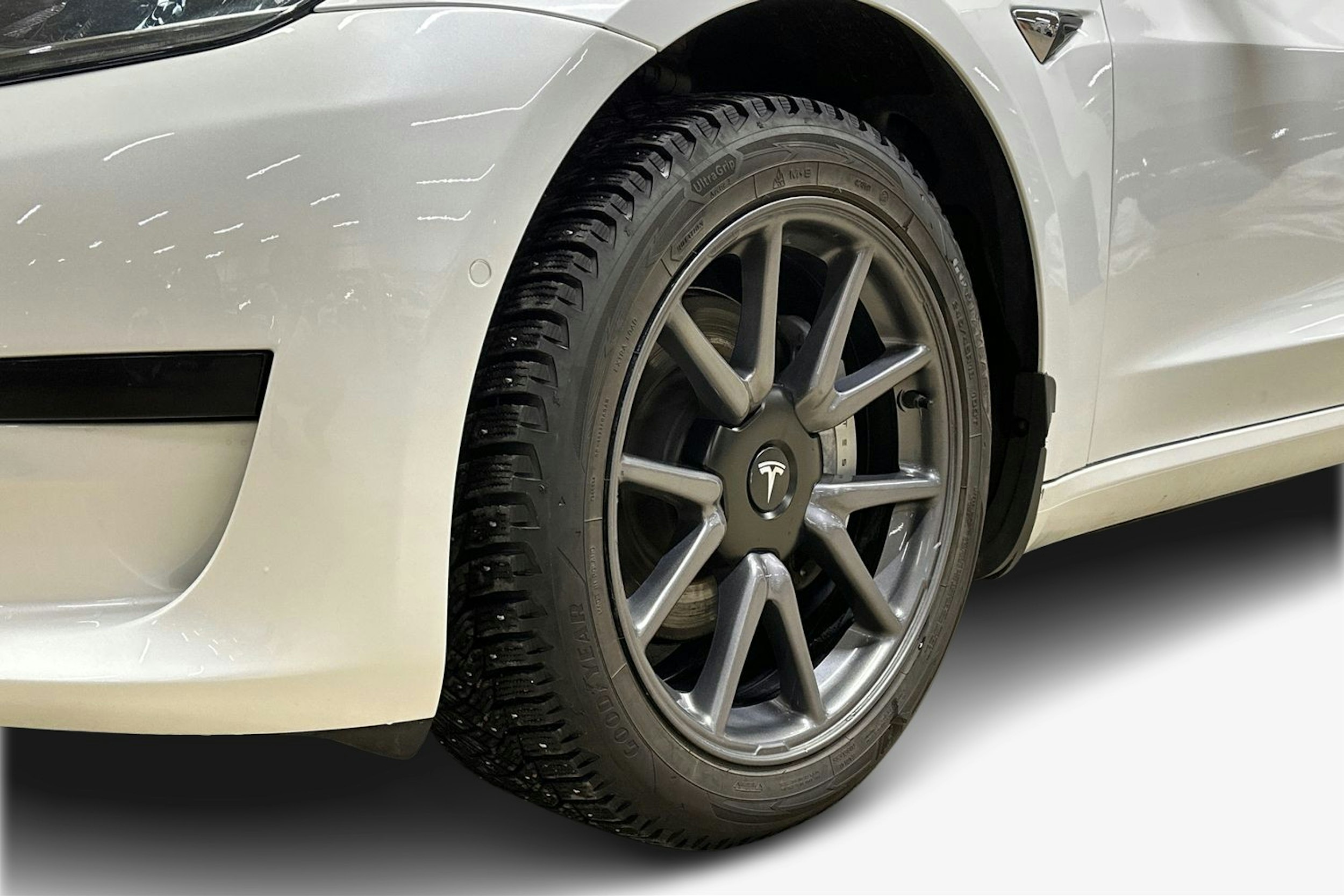 valkoinen Tesla Model 3 2019 kuva 9.