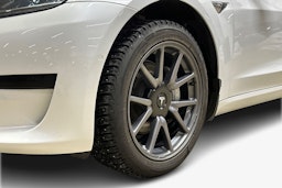 valkoinen Tesla Model 3 2019 kuva 9.