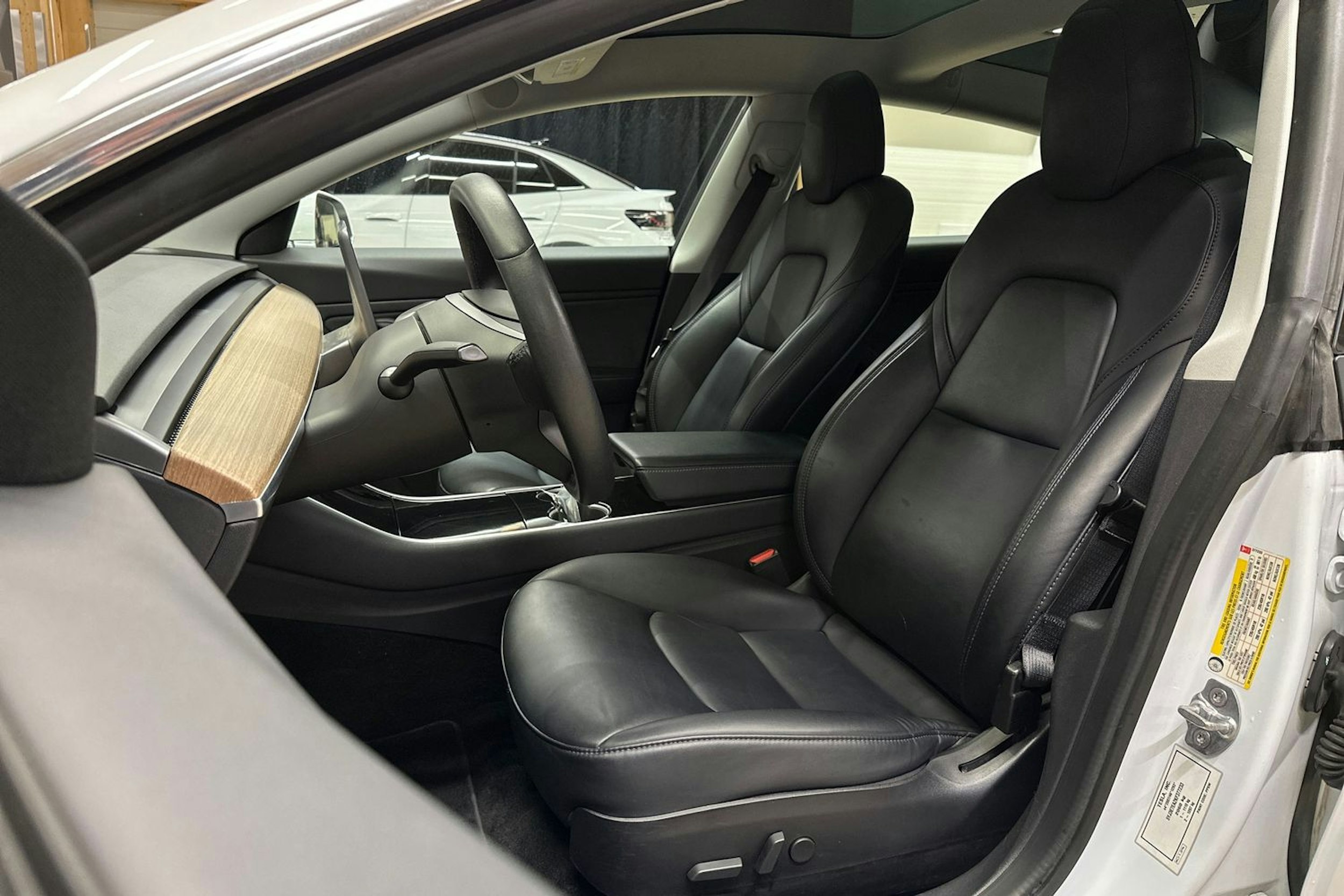 valkoinen Tesla Model 3 2019 kuva 11.