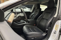 valkoinen Tesla Model 3 2019 kuva 11.