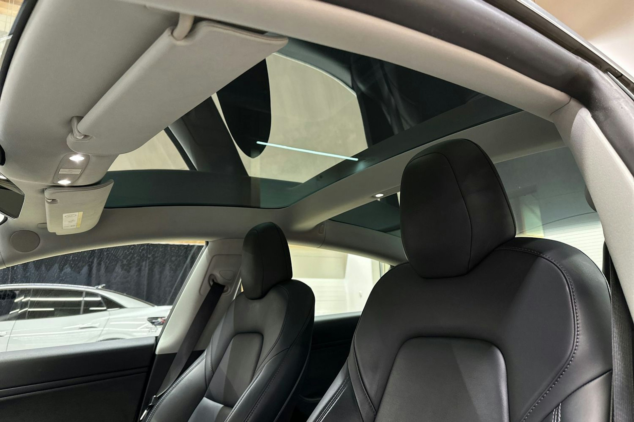 valkoinen Tesla Model 3 2019 kuva 12.