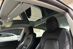 valkoinen Tesla Model 3 2019 kuva 12.