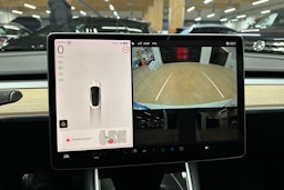 valkoinen Tesla Model 3 2019 kuva 13.