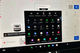 valkoinen Tesla Model 3 2019 kuva 14.