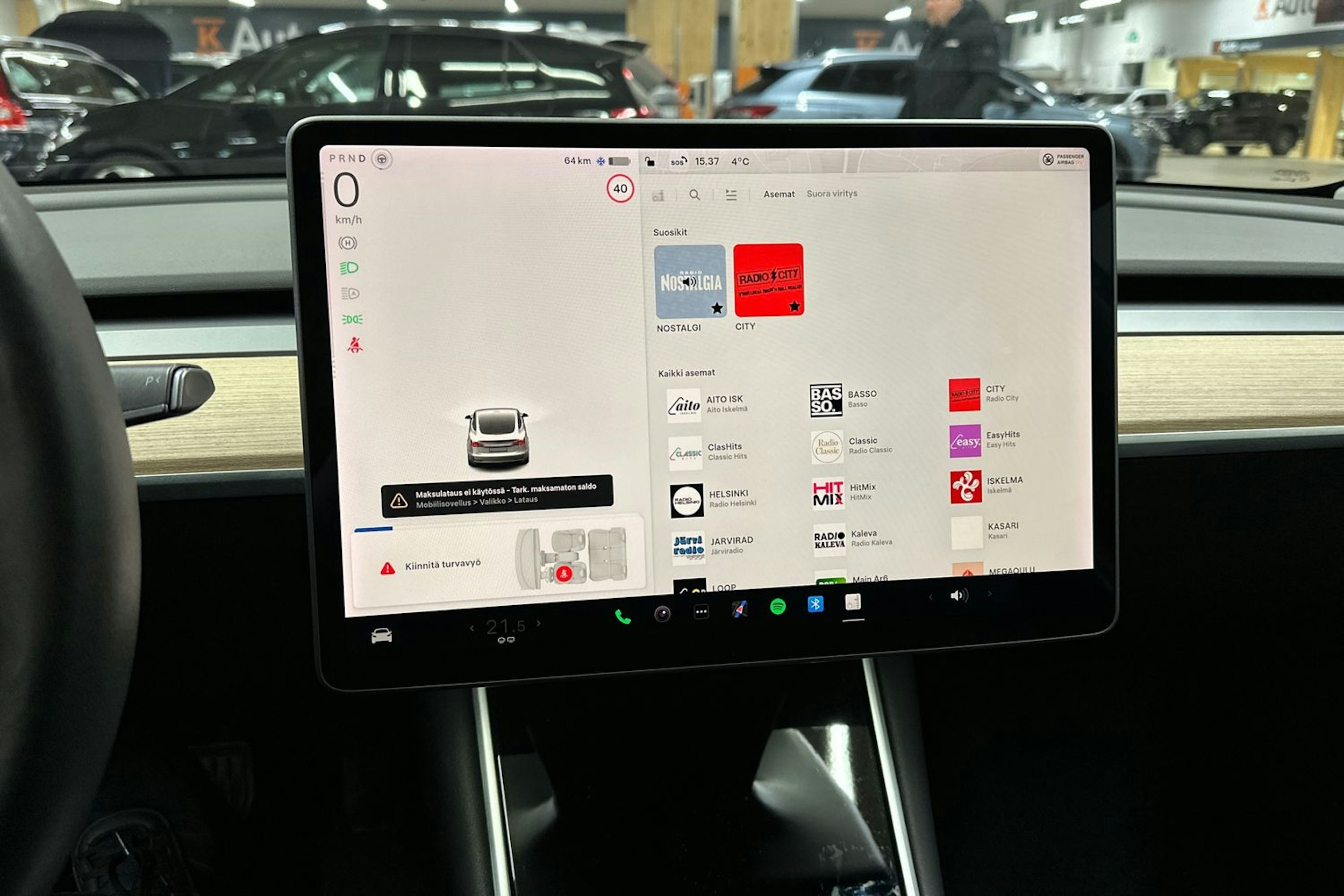 valkoinen Tesla Model 3 2019 kuva 17.
