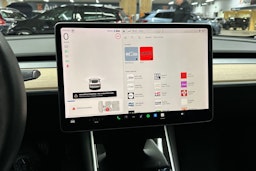valkoinen Tesla Model 3 2019 kuva 17.