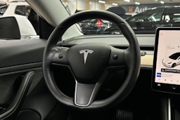 valkoinen Tesla Model 3 2019 kuva 18.