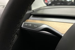 valkoinen Tesla Model 3 2019 kuva 19.