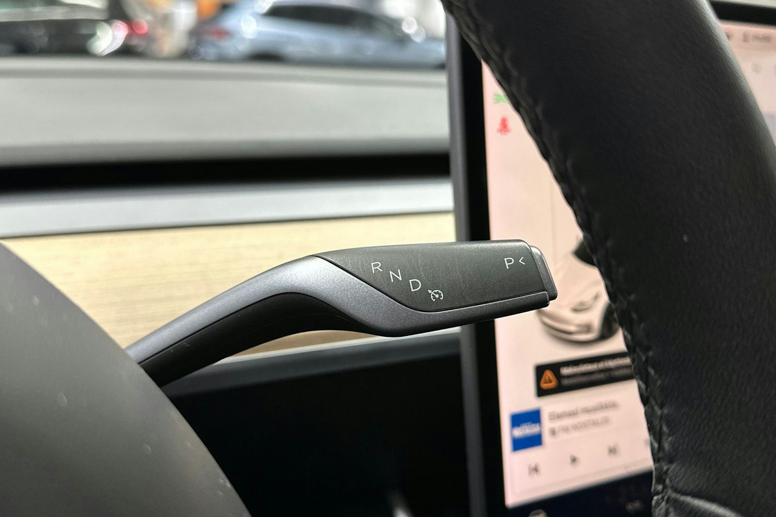 valkoinen Tesla Model 3 2019 kuva 20.