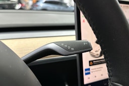 valkoinen Tesla Model 3 2019 kuva 20.