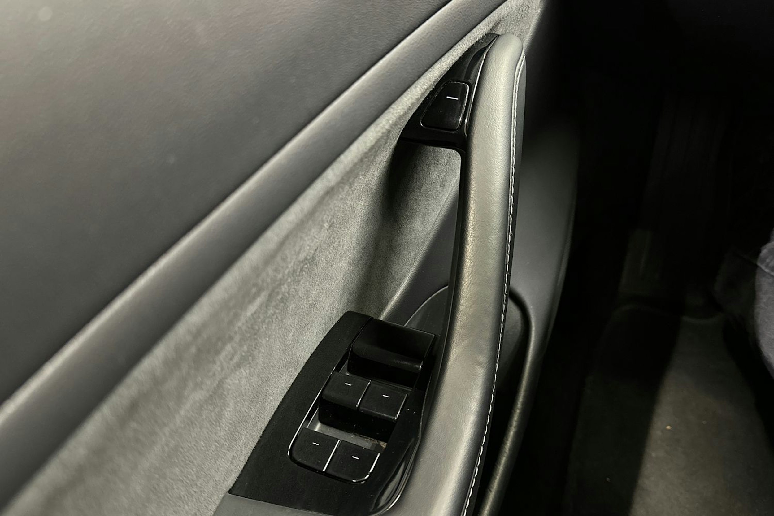 valkoinen Tesla Model 3 2019 kuva 21.