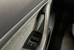 valkoinen Tesla Model 3 2019 kuva 21.