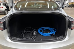 valkoinen Tesla Model 3 2019 kuva 22.