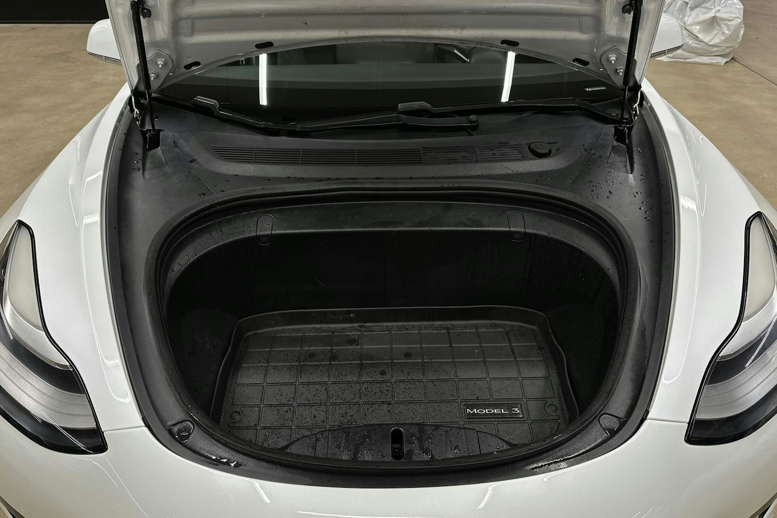 valkoinen Tesla Model 3 2019 kuva 23.