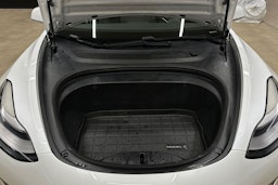 valkoinen Tesla Model 3 2019 kuva 23.