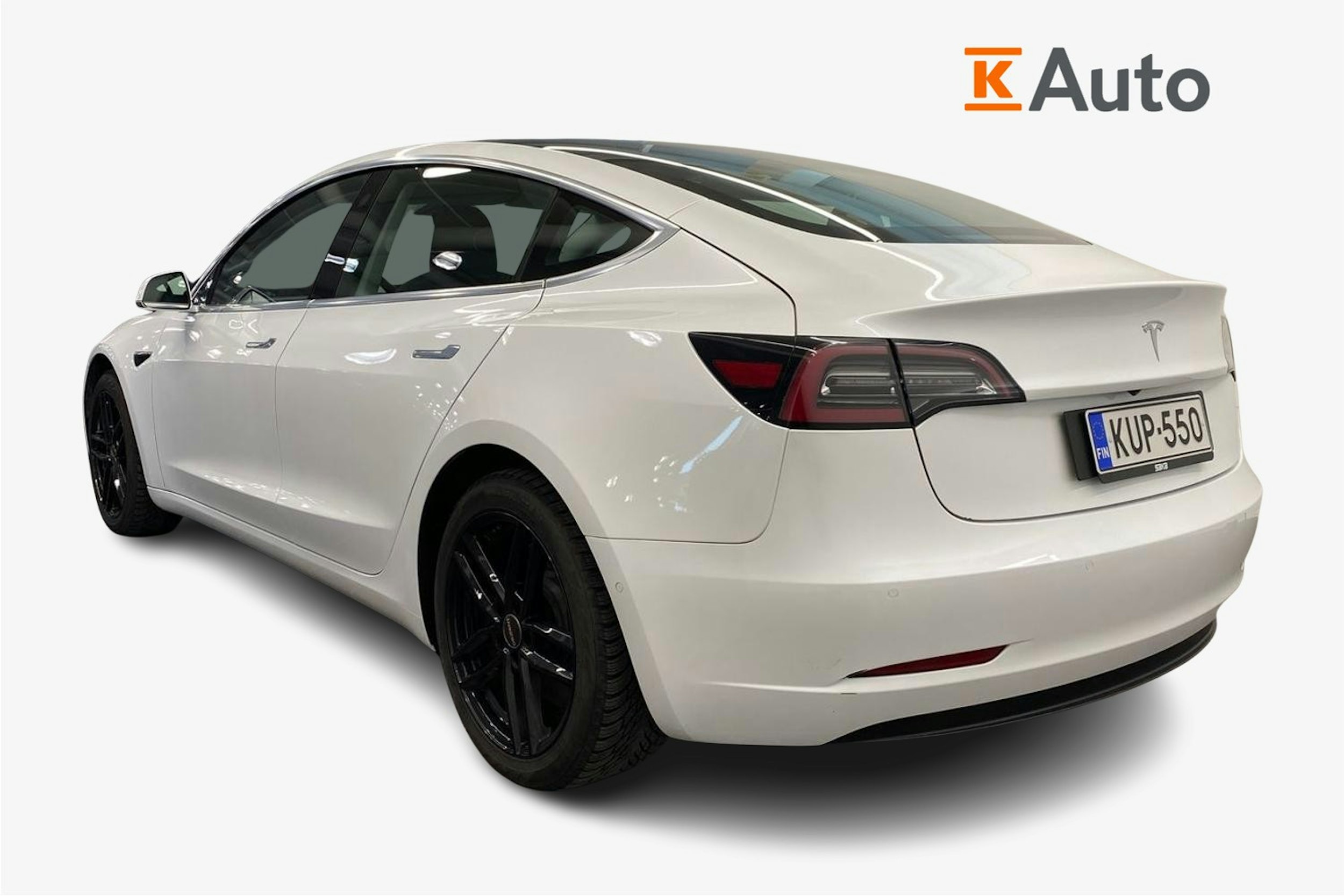 Valkoinen Tesla Model 3 2019 kuva 2.
