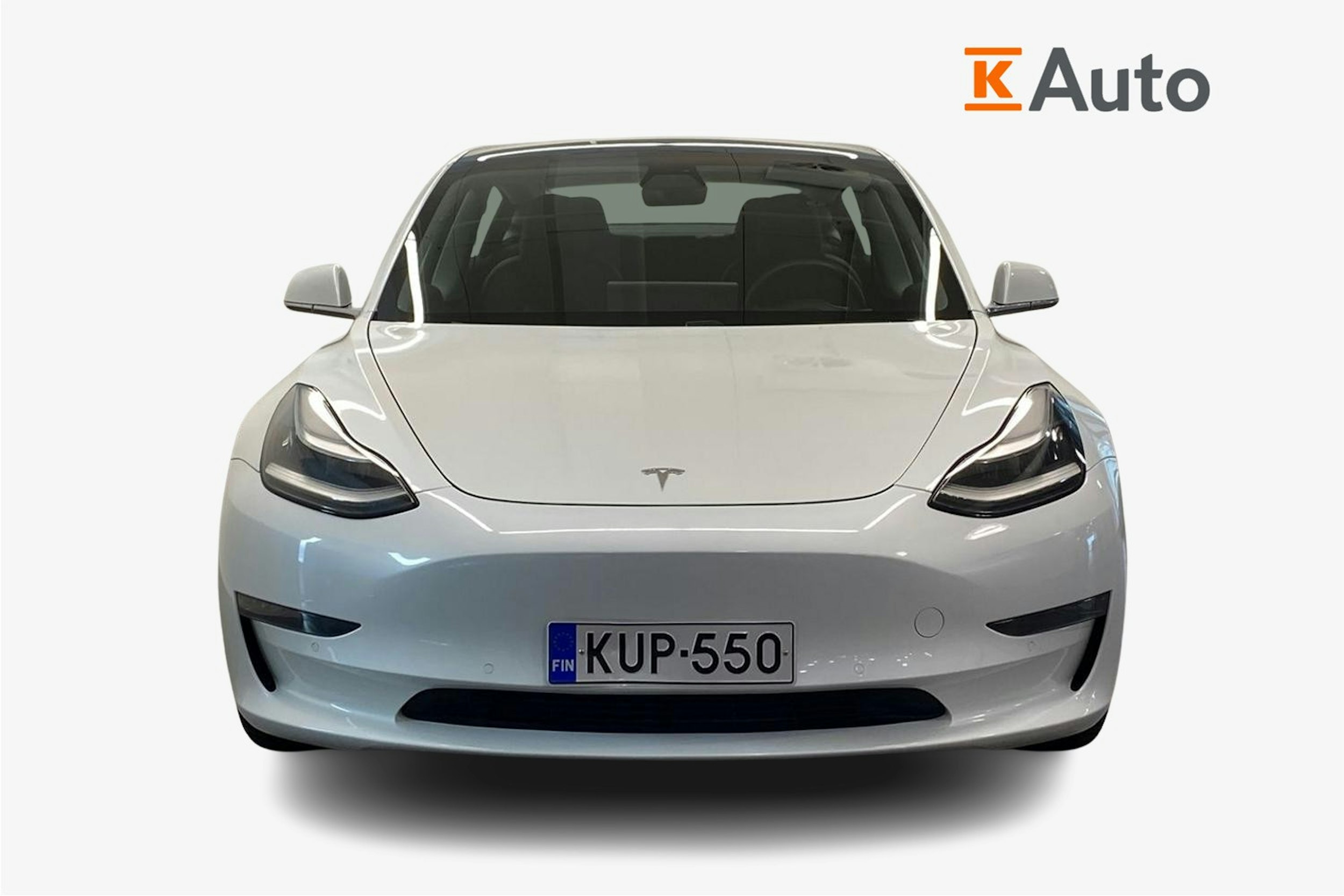 Valkoinen Tesla Model 3 2019 kuva 5.