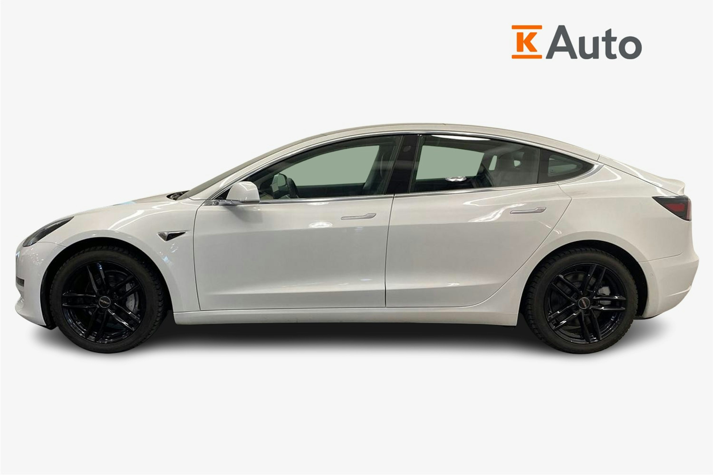 Valkoinen Tesla Model 3 2019 kuva 6.