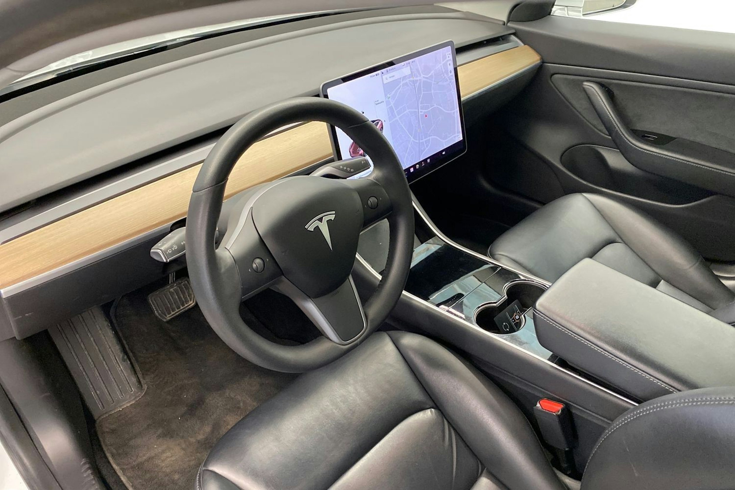 Valkoinen Tesla Model 3 2019 kuva 7.