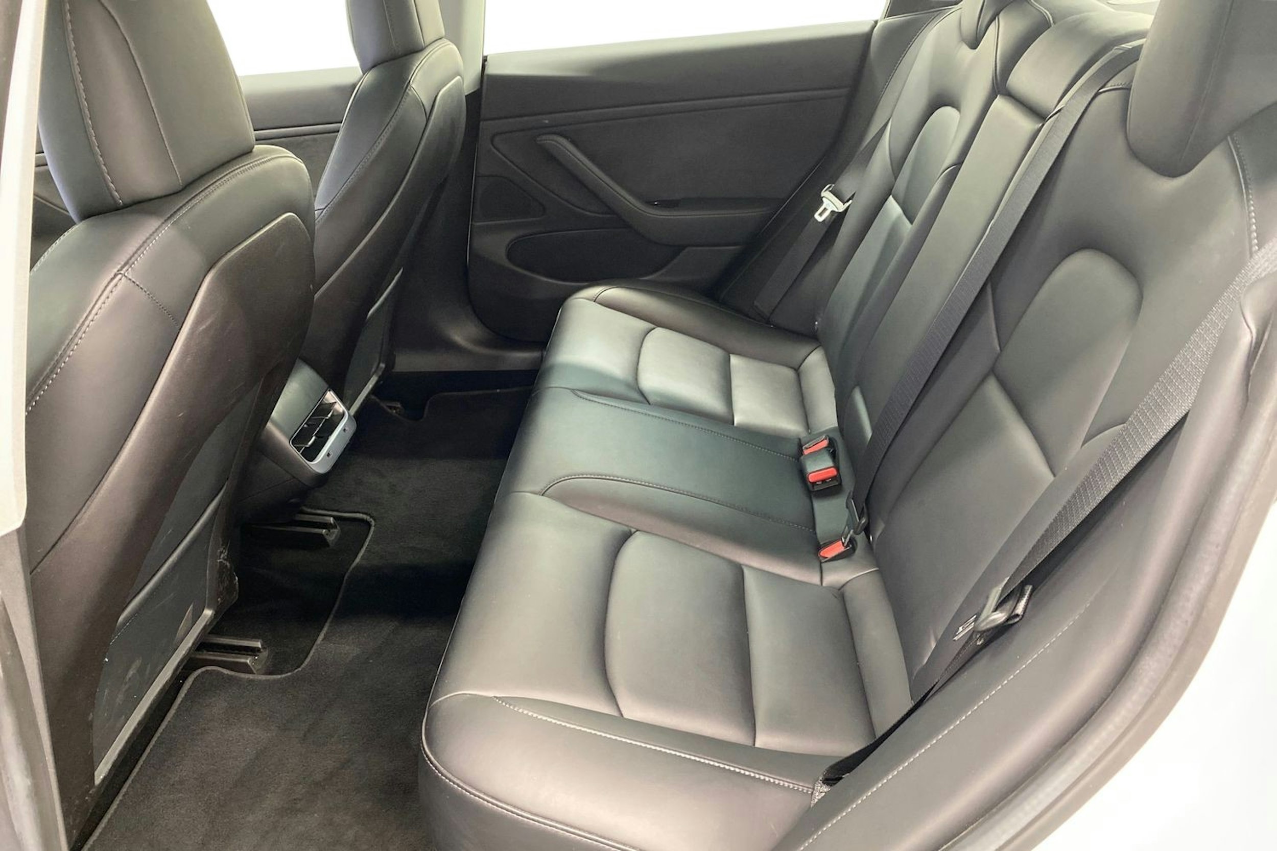 Valkoinen Tesla Model 3 2019 kuva 10.