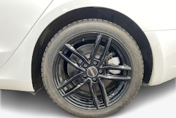 Valkoinen Tesla Model 3 2019 kuva 11.