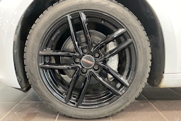 Valkoinen Tesla Model 3 2019 kuva 13.