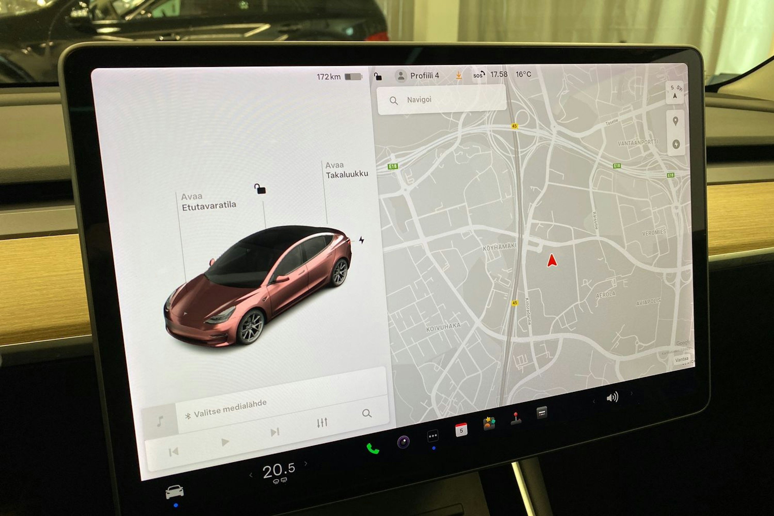 Valkoinen Tesla Model 3 2019 kuva 14.