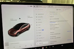 Valkoinen Tesla Model 3 2019 kuva 15.