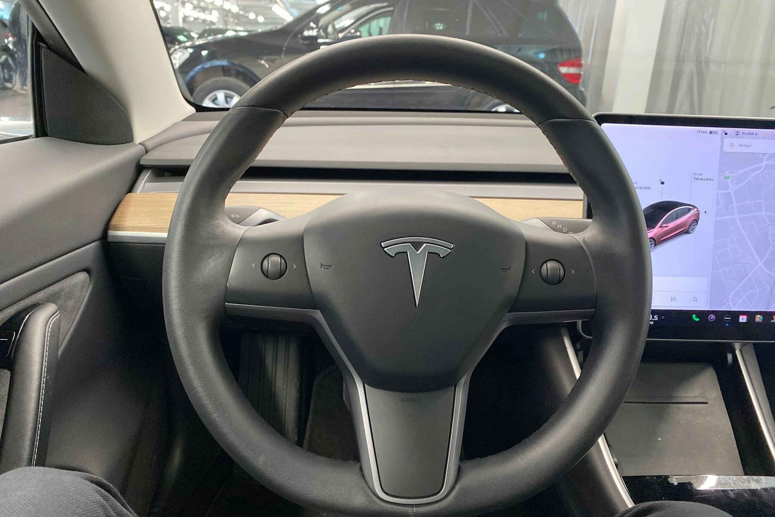 Valkoinen Tesla Model 3 2019 kuva 16.