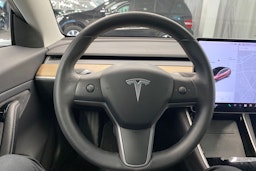 Valkoinen Tesla Model 3 2019 kuva 16.