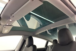 Valkoinen Tesla Model 3 2019 kuva 17.
