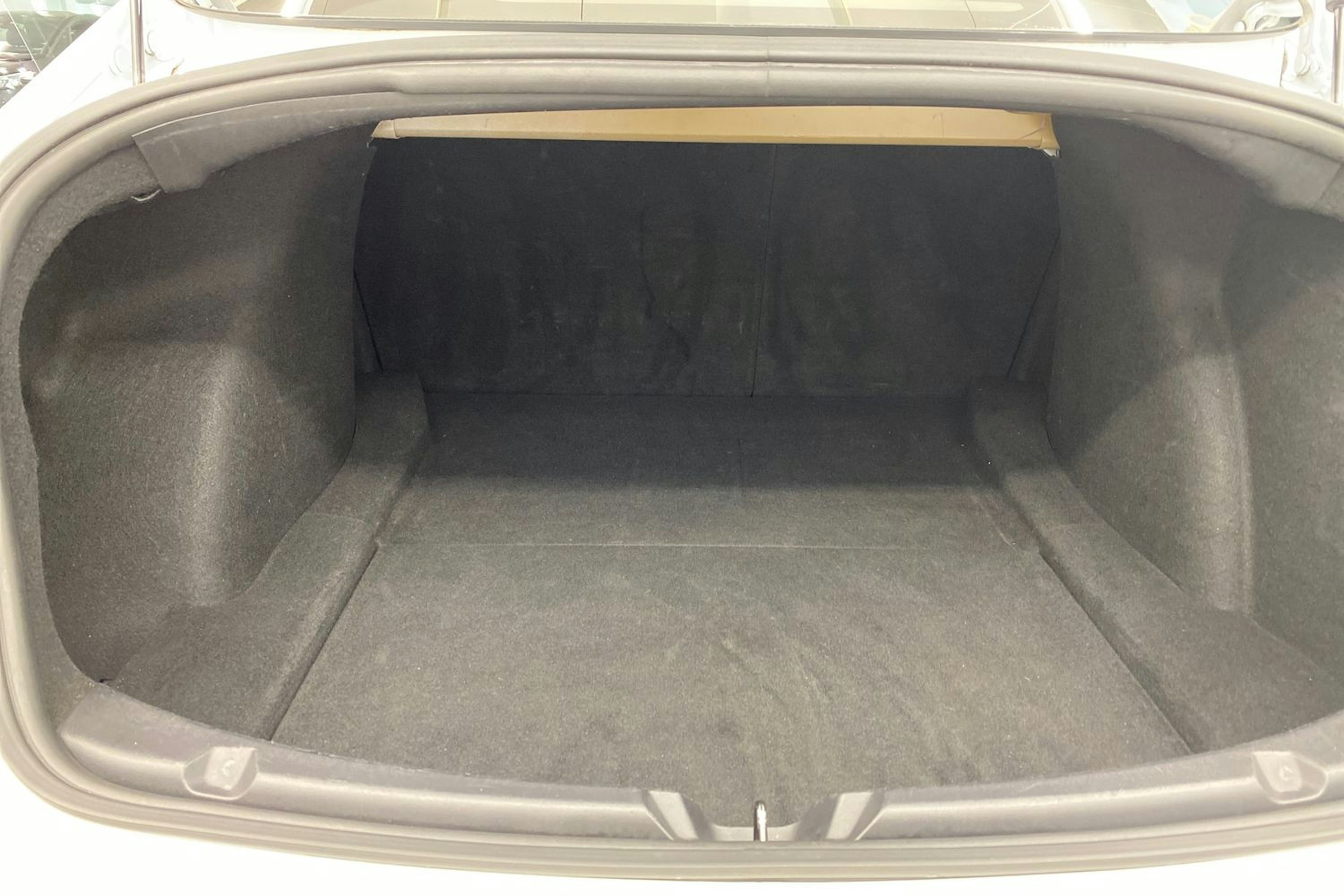 Valkoinen Tesla Model 3 2019 kuva 18.