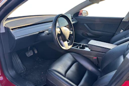 punainen Tesla Model 3 2019 kuva 3.