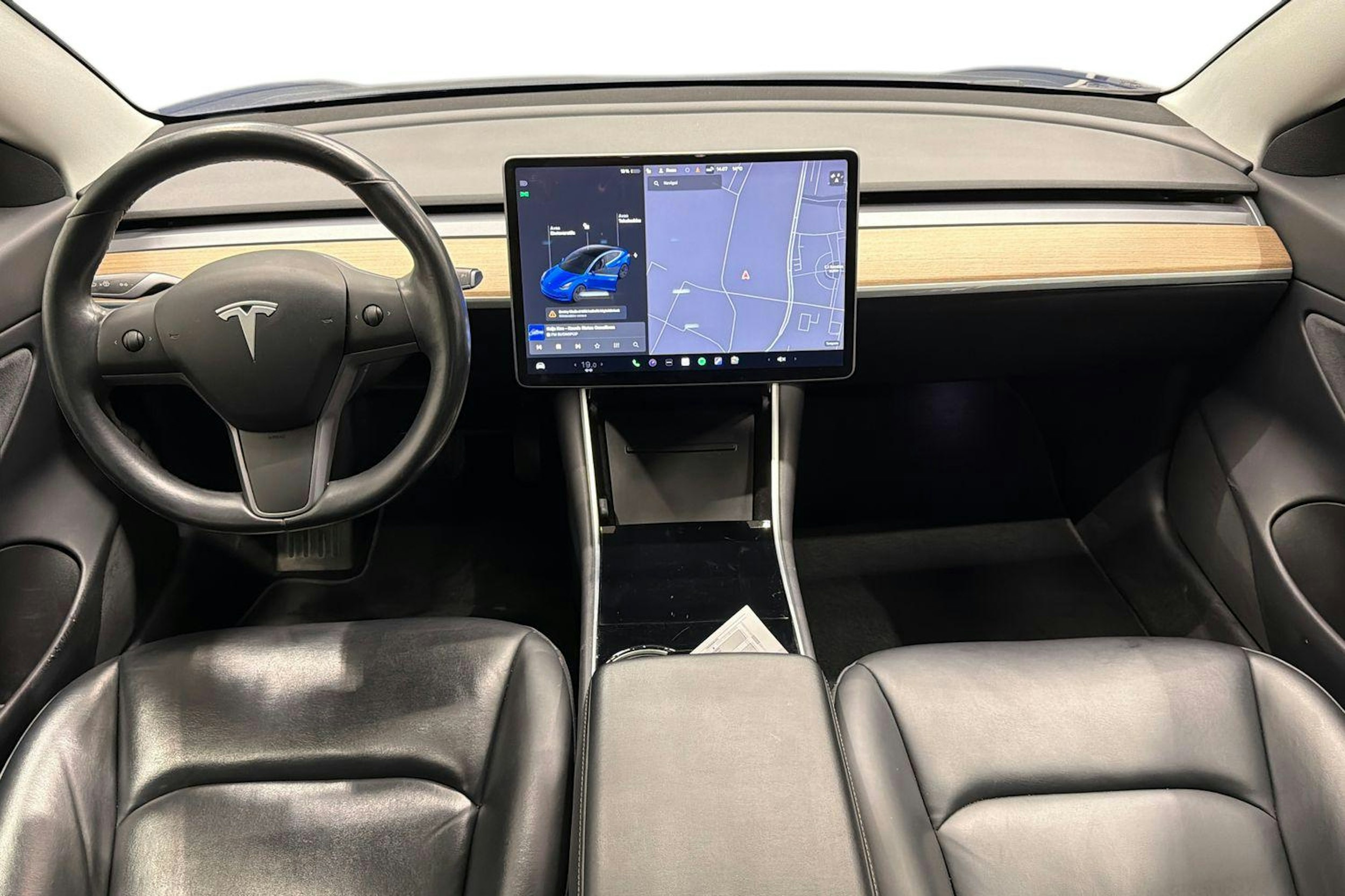 sininen Tesla Model 3 2019 kuva 9.