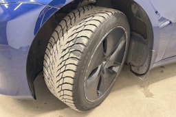 sininen Tesla Model 3 2019 kuva 11.