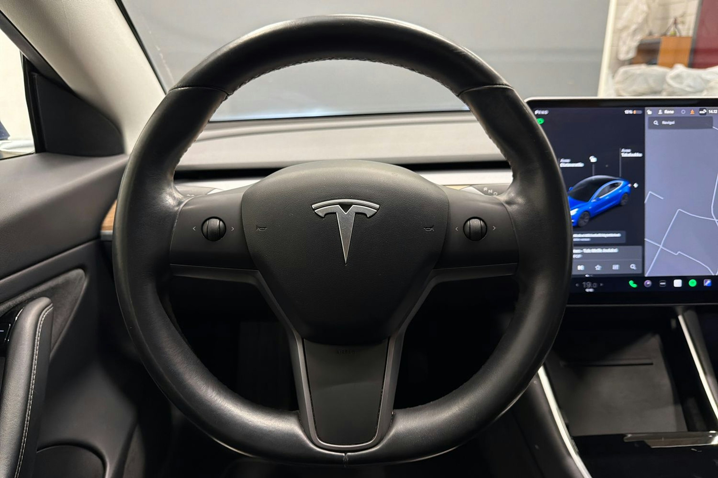 sininen Tesla Model 3 2019 kuva 13.