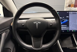 sininen Tesla Model 3 2019 kuva 13.
