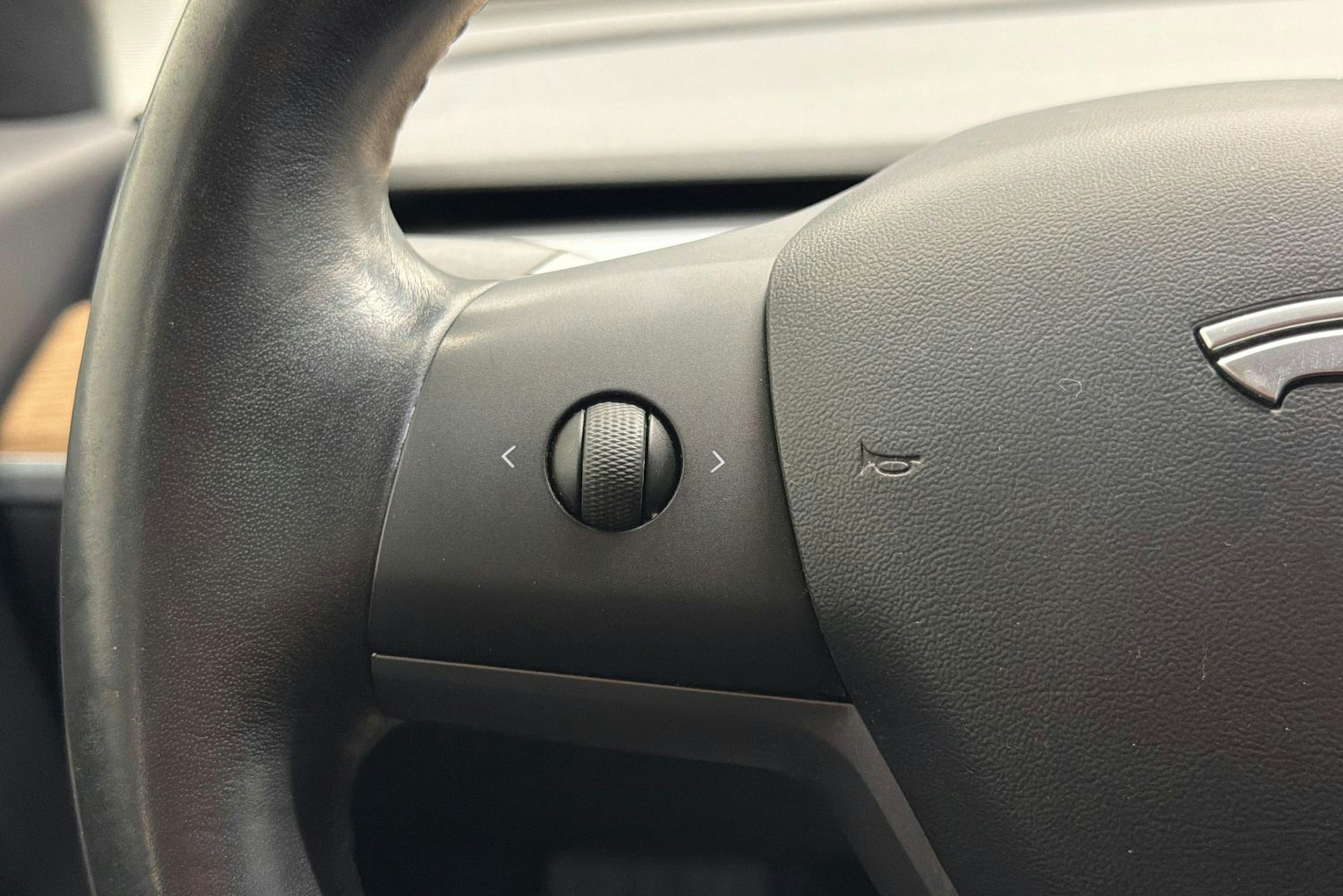 sininen Tesla Model 3 2019 kuva 14.