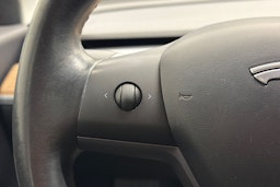 sininen Tesla Model 3 2019 kuva 14.