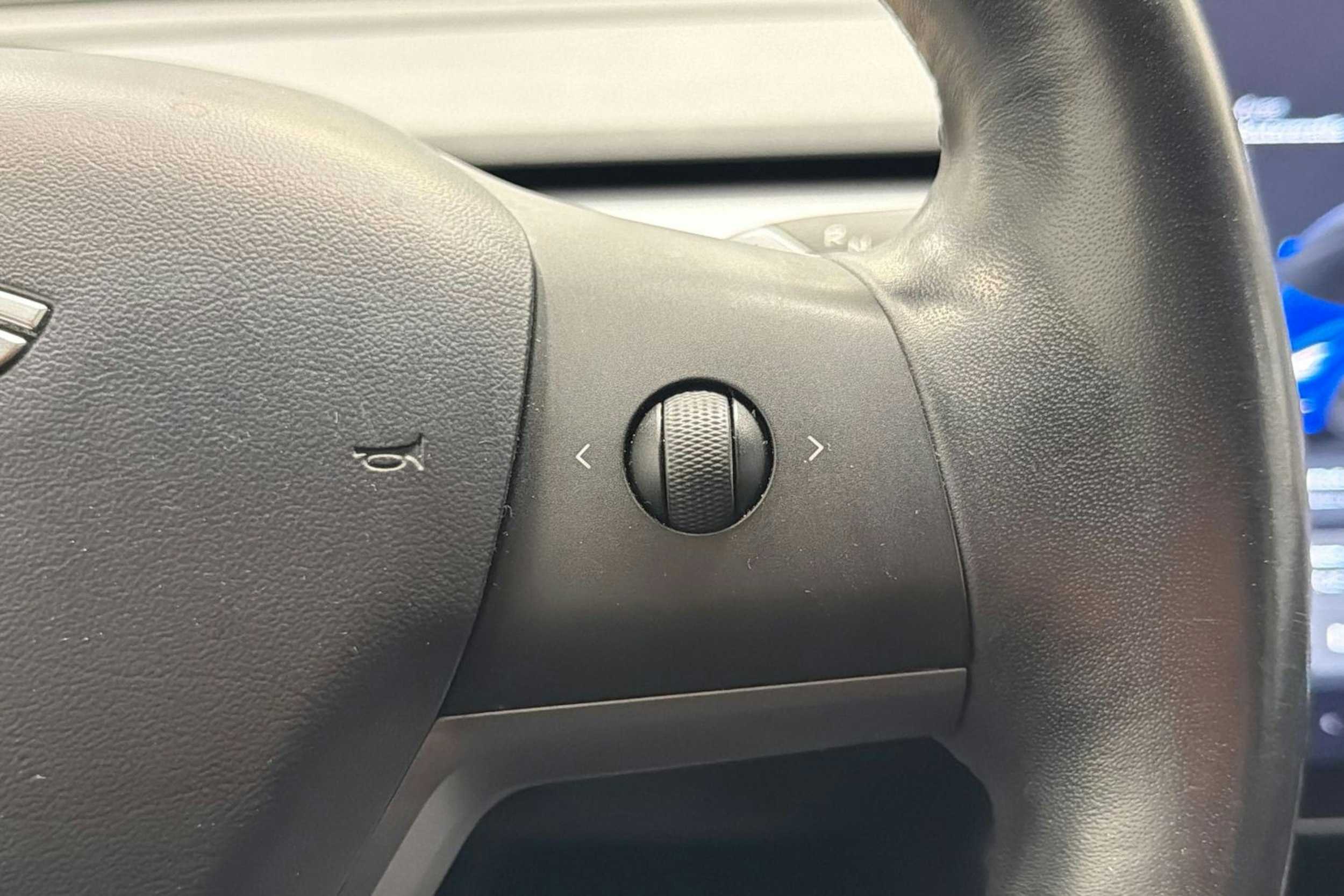 sininen Tesla Model 3 2019 kuva 15.