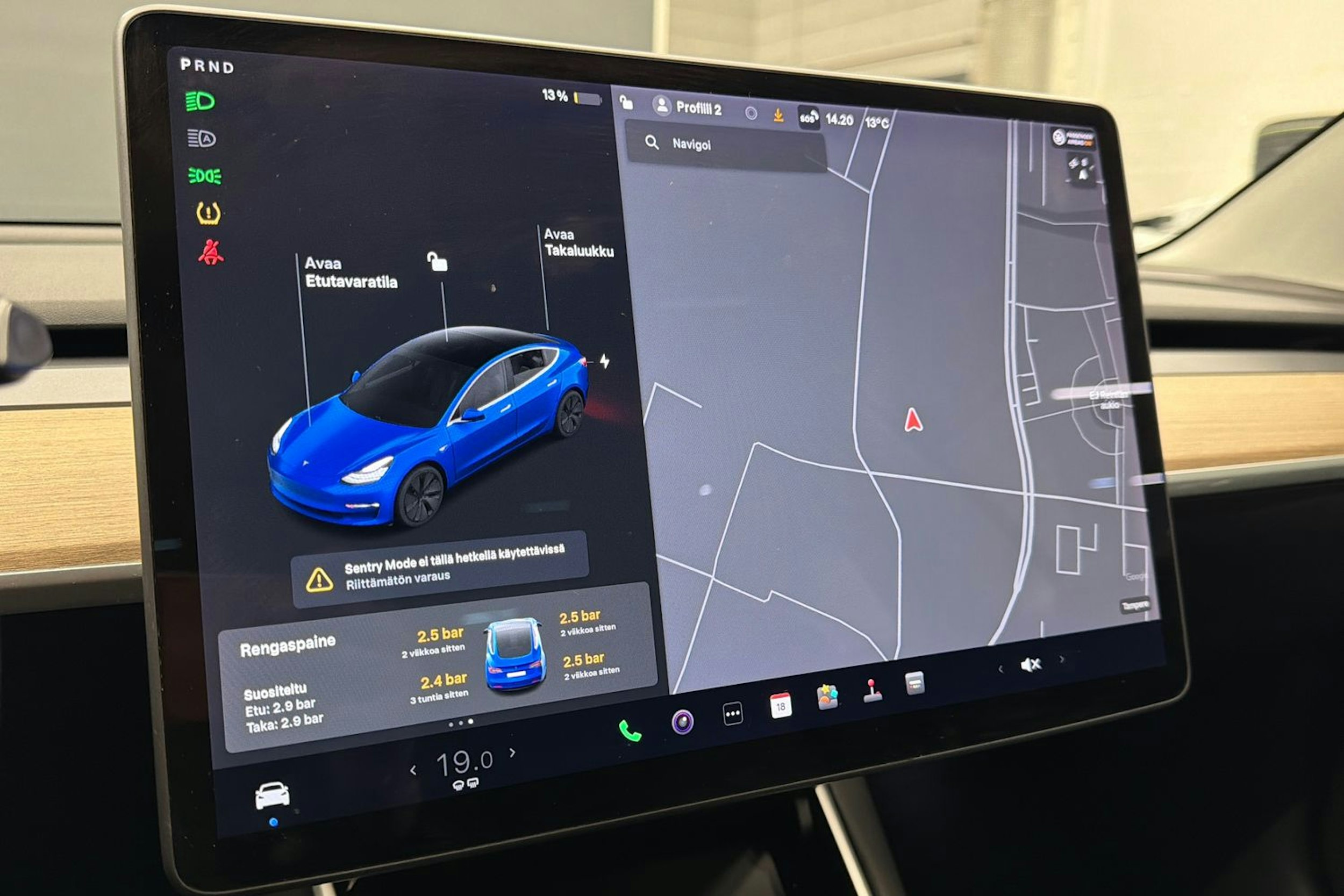 sininen Tesla Model 3 2019 kuva 16.