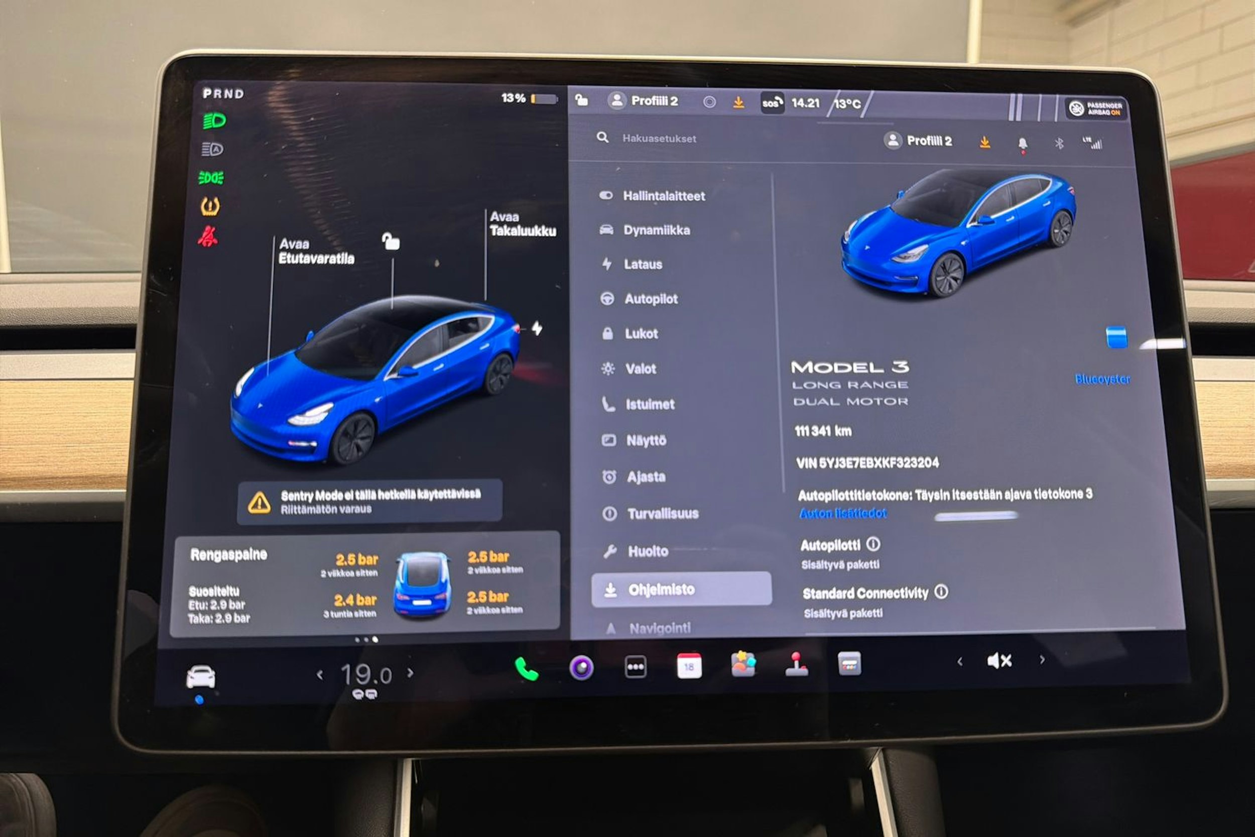 sininen Tesla Model 3 2019 kuva 17.