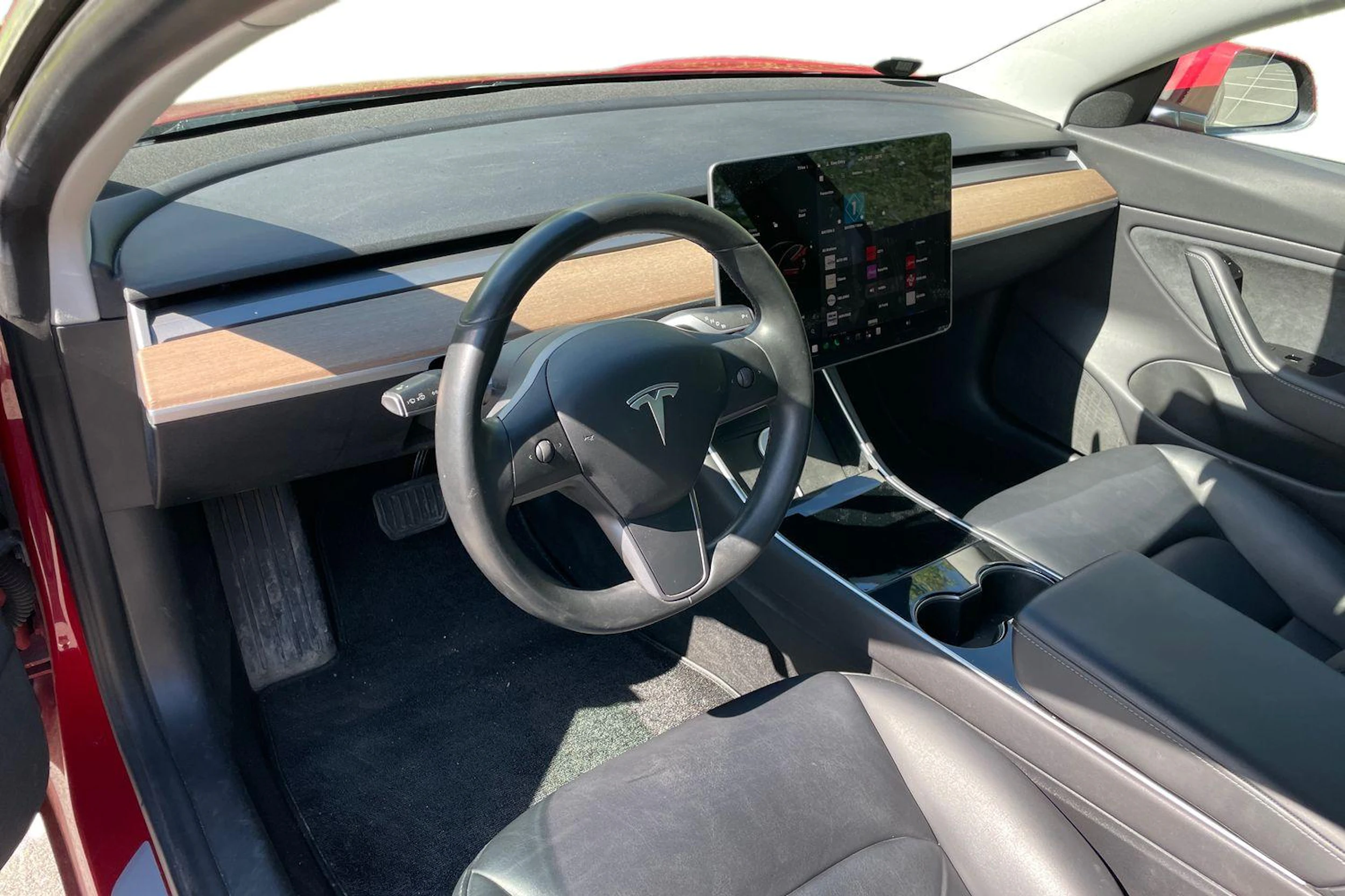 punainen Tesla Model 3 2019 kuva 3.