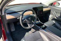 punainen Tesla Model 3 2019 kuva 3.